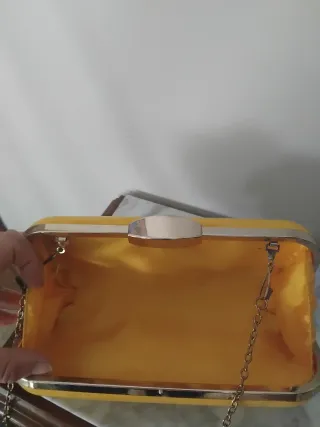 Bolso de mano amarillo con cadena
