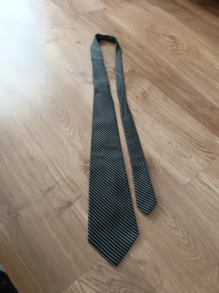 Corbata de seda negra y plateada