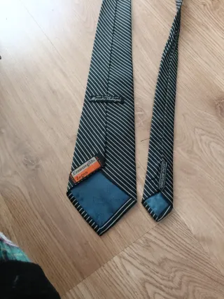 Corbata de seda negra y plateada