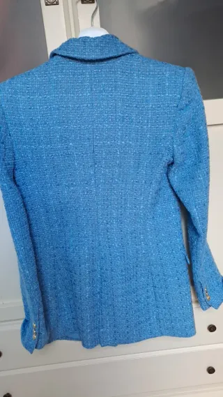 Americana Zara azul con botones dorados