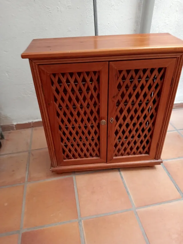 Mobile in legno con ante a grata