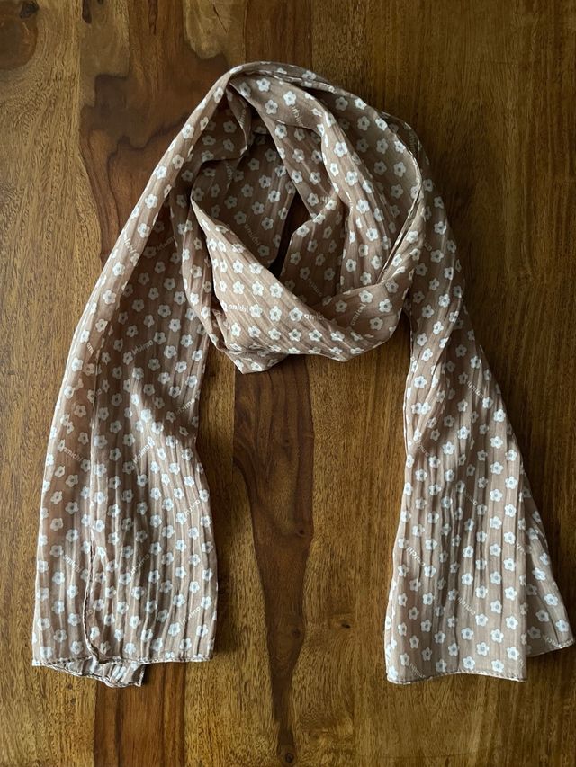 Pañuelo Amichi color topo y florecita blanca