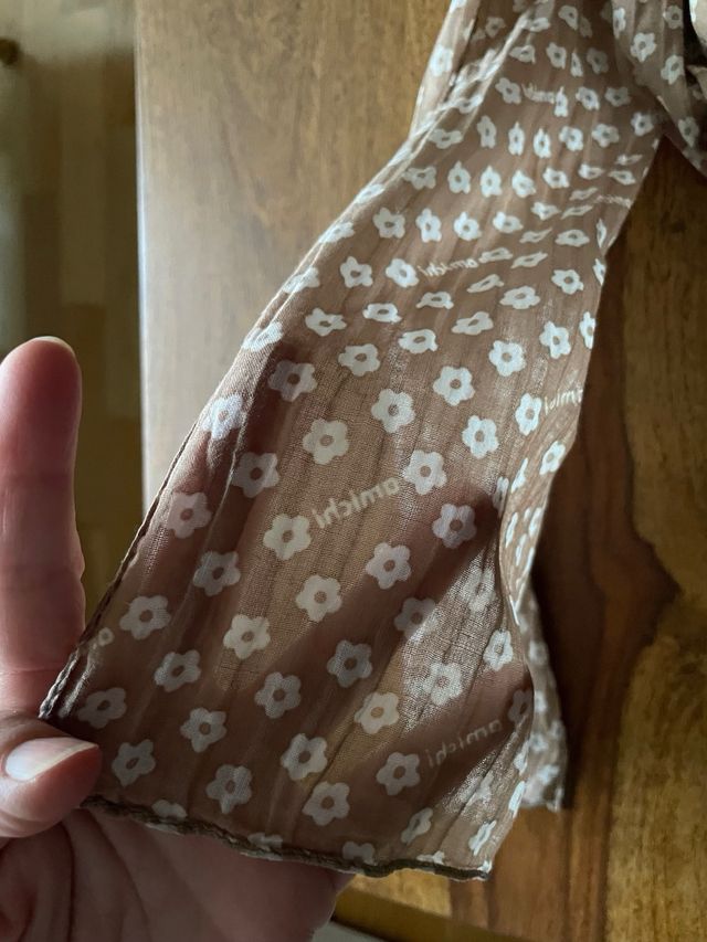 Pañuelo Amichi color topo y florecita blanca