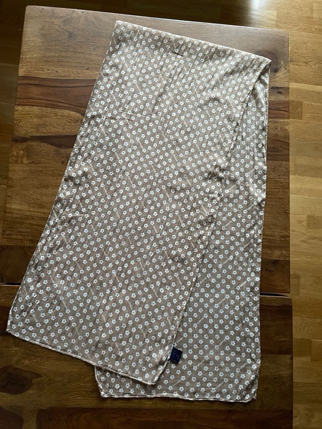 Pañuelo Amichi color topo y florecita blanca