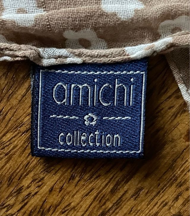 Pañuelo Amichi color topo y florecita blanca