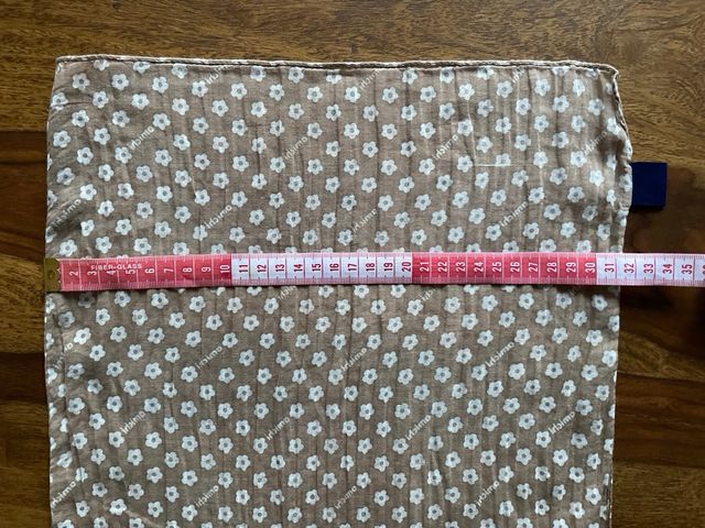 Pañuelo Amichi color topo y florecita blanca