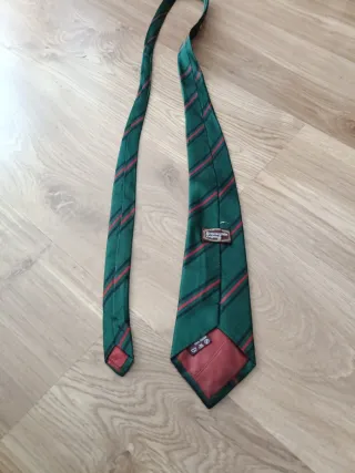 Corbata de seda verde y roja