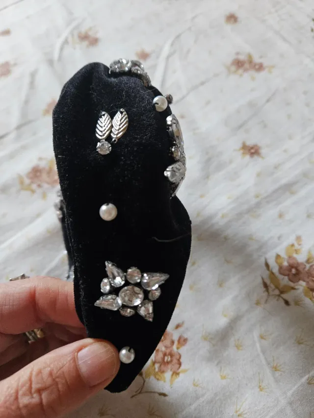 Cerchietto velluto nero con perle e strass