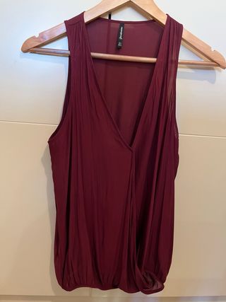 Blusa Stradivarius granate escote cruzado