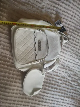 Mochila blanca con monedero