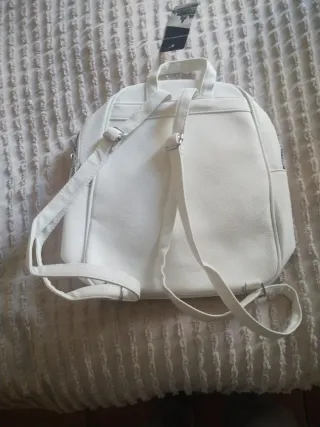 Mochila blanca con monedero