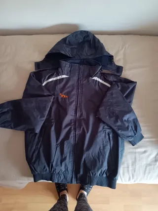 Chaqueta azul con capucha