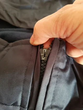 Chaqueta azul con capucha