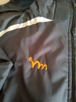 Chaqueta azul con capucha