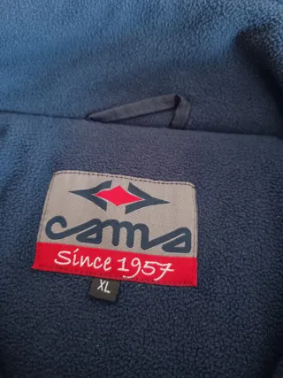 Chaqueta azul con capucha