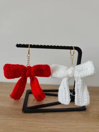 Portachiavi uncinetto fiocco rosso e bianco