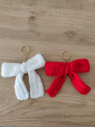 Portachiavi uncinetto fiocco rosso e bianco