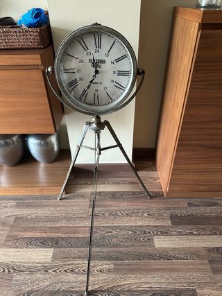 Reloj de pie para salón plateado estilo antiguo