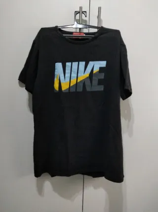 Camiseta Nike Negra Logo Color