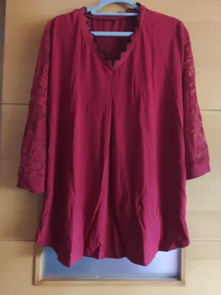 Blusa roja con mangas de encaje