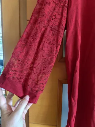 Blusa roja con mangas de encaje