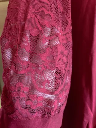 Blusa roja con mangas de encaje