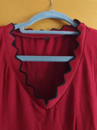 Blusa roja con mangas de encaje
