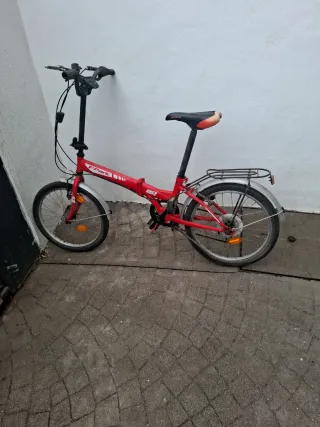 Bicicleta pieghevole nera e rossa