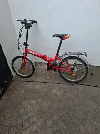 Bicicleta pieghevole nera e rossa