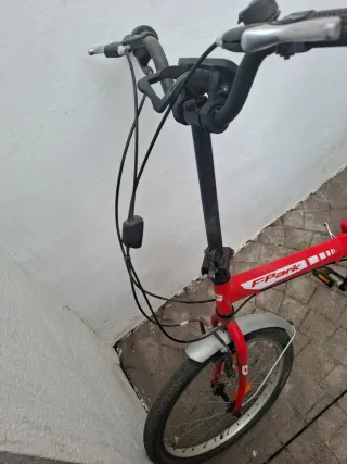 Bicicleta pieghevole nera e rossa