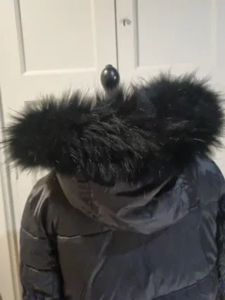 Abrigo largo negro con capucha de plumas