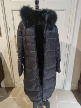 Abrigo largo negro con capucha de plumas