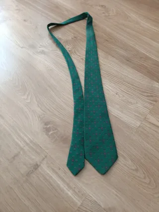 Corbata de seda verde con estampado