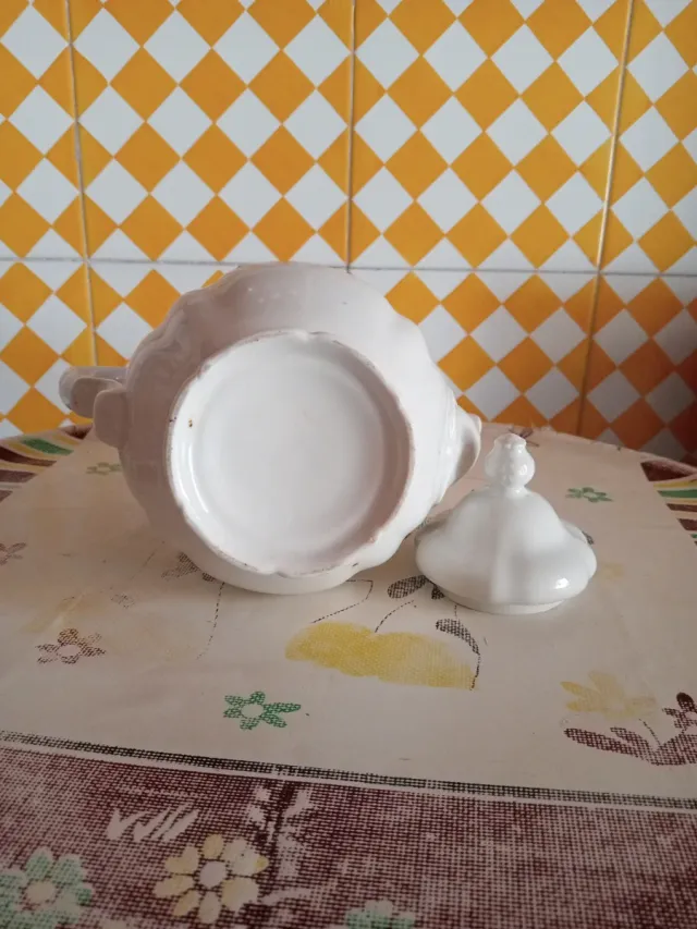 Tetera de porcelana blanca