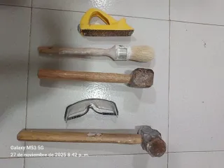 Lote 2 martillos, brocha y gafas