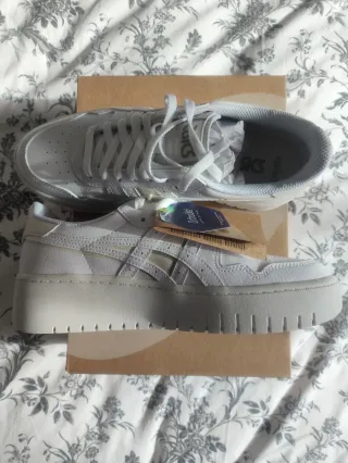 Tenis Asics Japan S PF grises y blancos