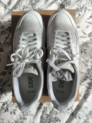 Tenis Asics Japan S PF grises y blancos