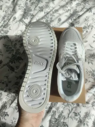 Tenis Asics Japan S PF grises y blancos