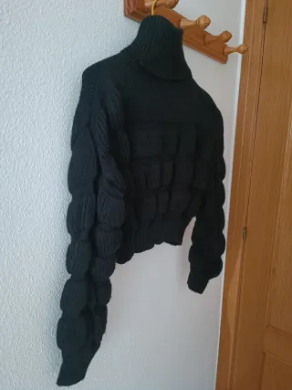 Jersey punto negro cuello vuelto