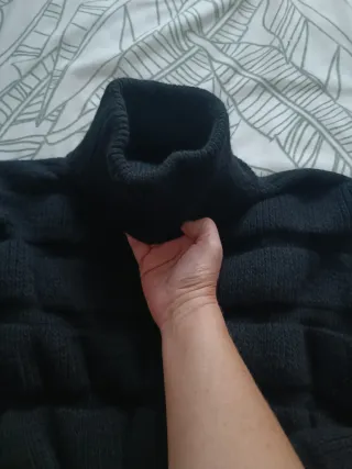 Jersey punto negro cuello vuelto