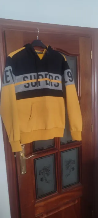 Sudadera con capucha y bolsillo delantero