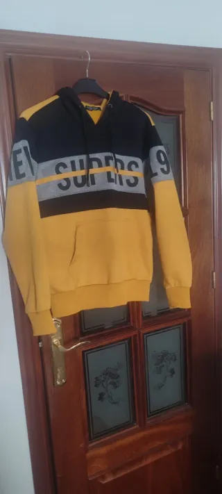 Sudadera con capucha y bolsillo delantero