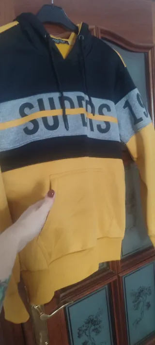 Sudadera con capucha y bolsillo delantero