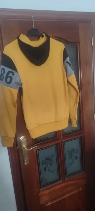 Sudadera con capucha y bolsillo delantero