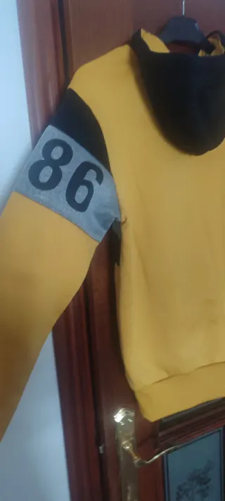 Sudadera con capucha y bolsillo delantero