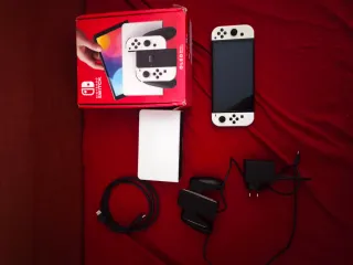 Nintendo Switch OLED Bianca e Nera