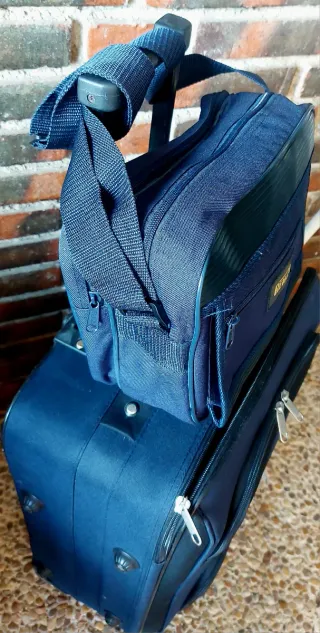Conjunto maleta y bolsa de viaje azul