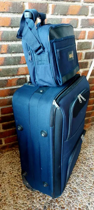 Conjunto maleta y bolsa de viaje azul