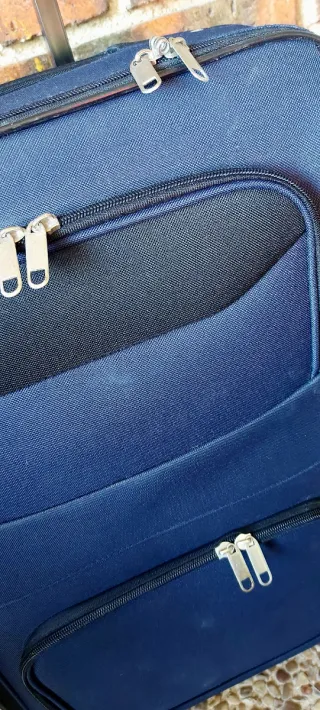 Conjunto maleta y bolsa de viaje azul