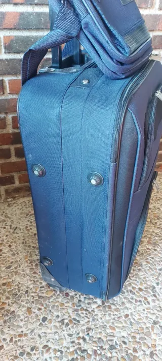 Conjunto maleta y bolsa de viaje azul